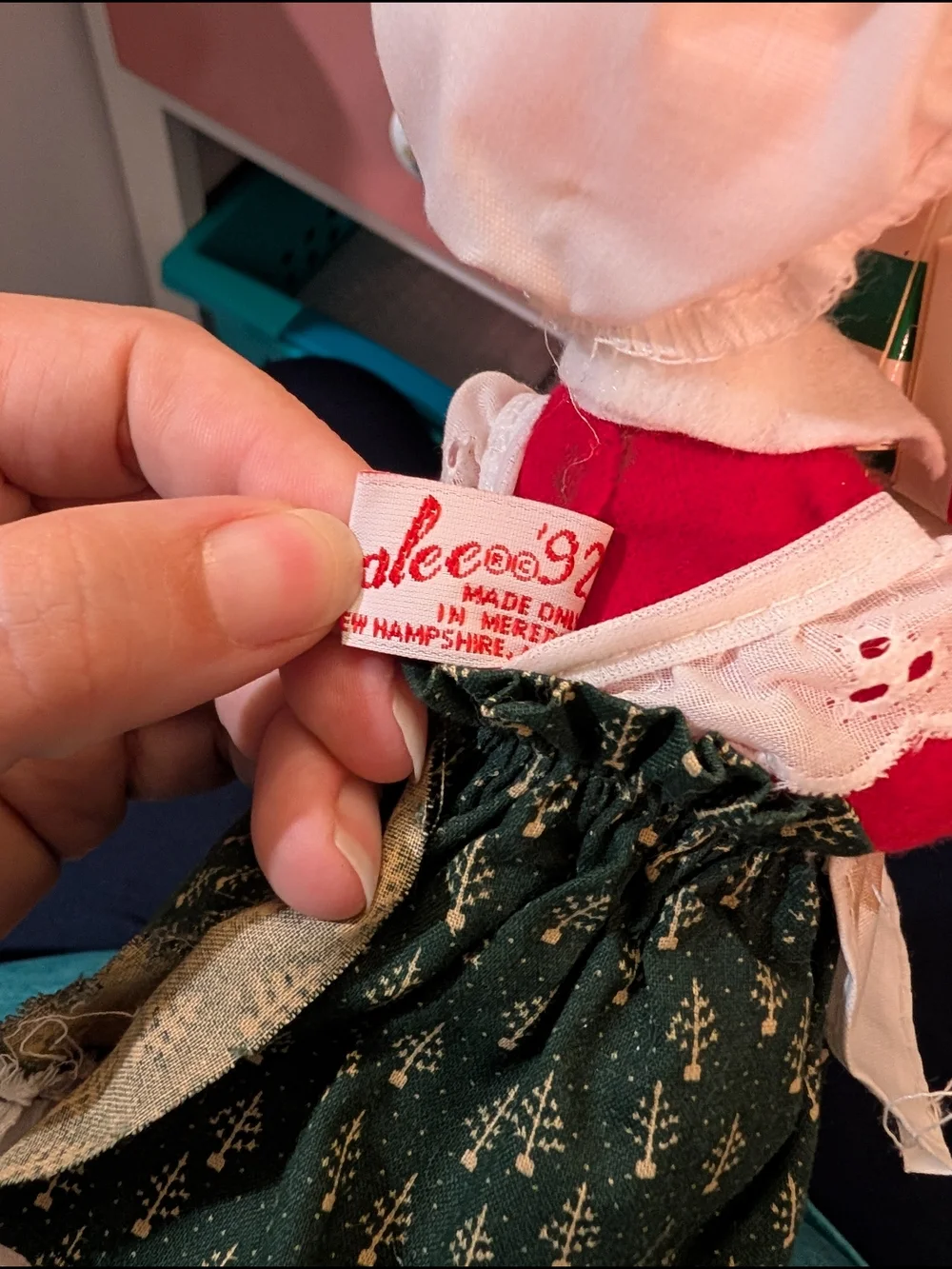 Vintage 1992 Annalee Mobilitee Mrs. Claus Figurine Holding Presents